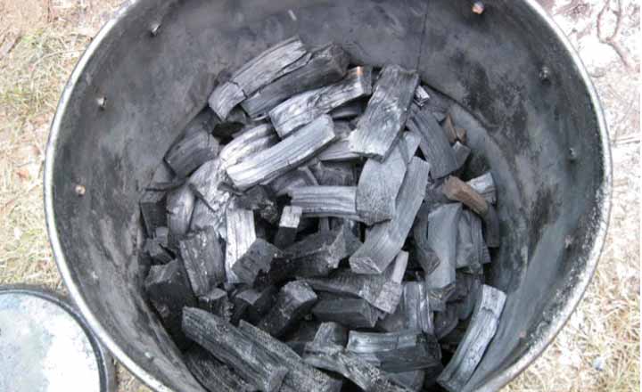 Как сделать древесный уголь своими руками: способы изготовления