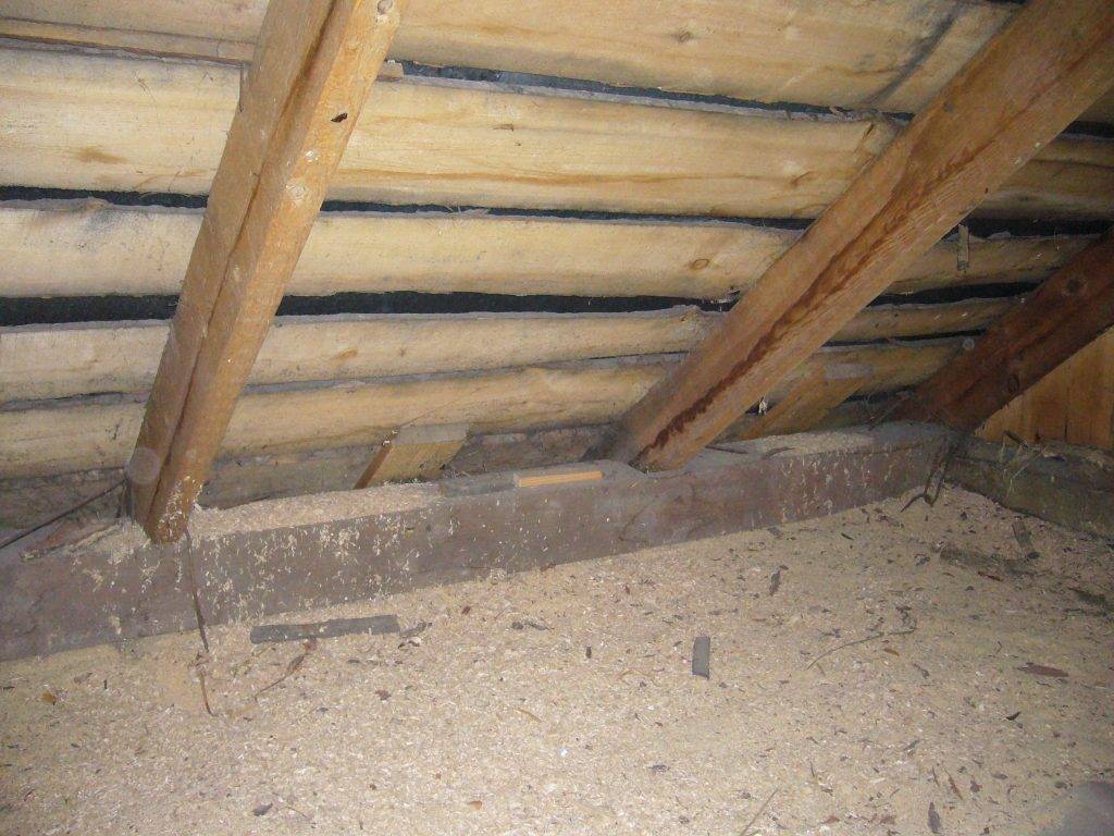 Утепляем потолок в деревянном доме с помощью опилок и пенопласта