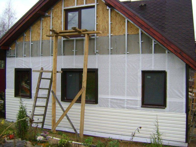 Утеплитель для стен дома снаружи под сайдинг: чем лучше утеплить деревянный фасад, пенопласт и другие материалы для наружного применения
