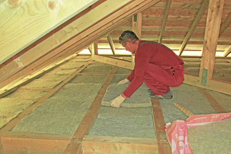 Чем утеплять потолок в бане на чердаке: современные материалы и технология работ