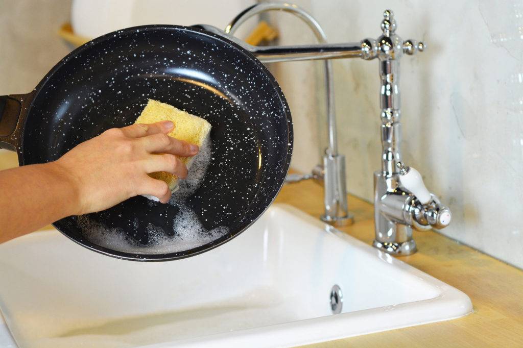 Как быстро помыть посуду руками за 5 минут в раковине: оптимизация процесса