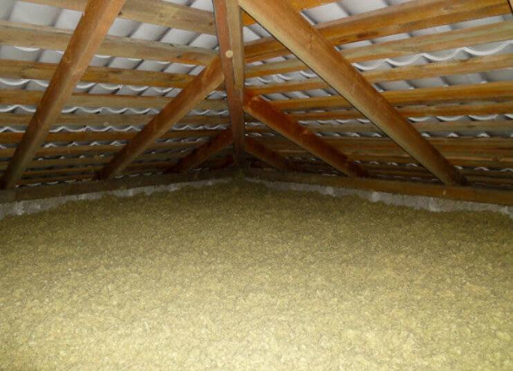 Какой слой опилок нужен для утепления потолка?