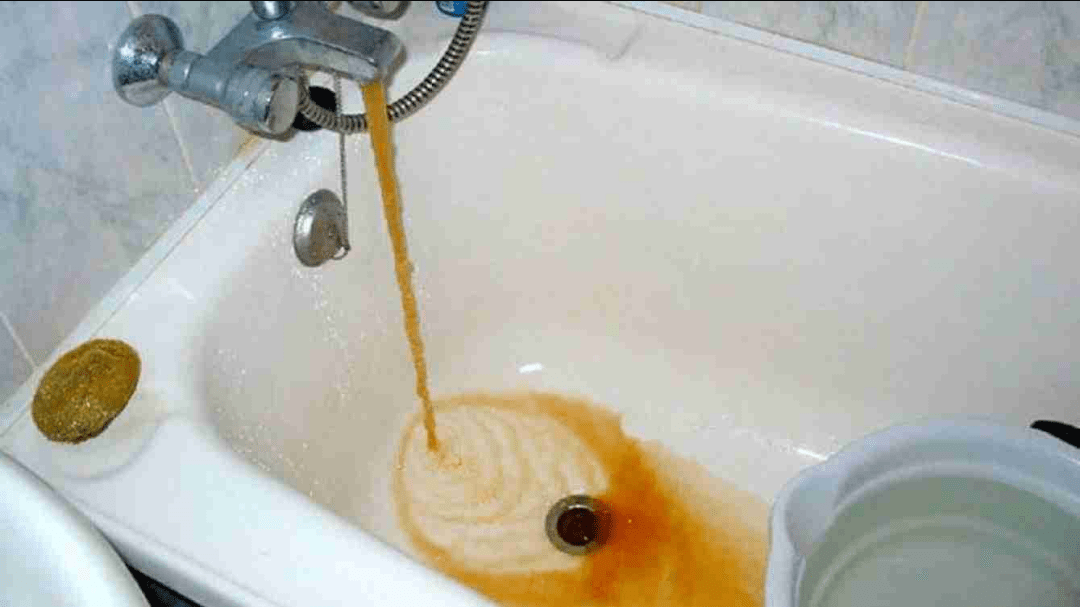 Чем отмыть налет в ванной на ванне. Желтая вода в ванной. Налет от воды в ванной.