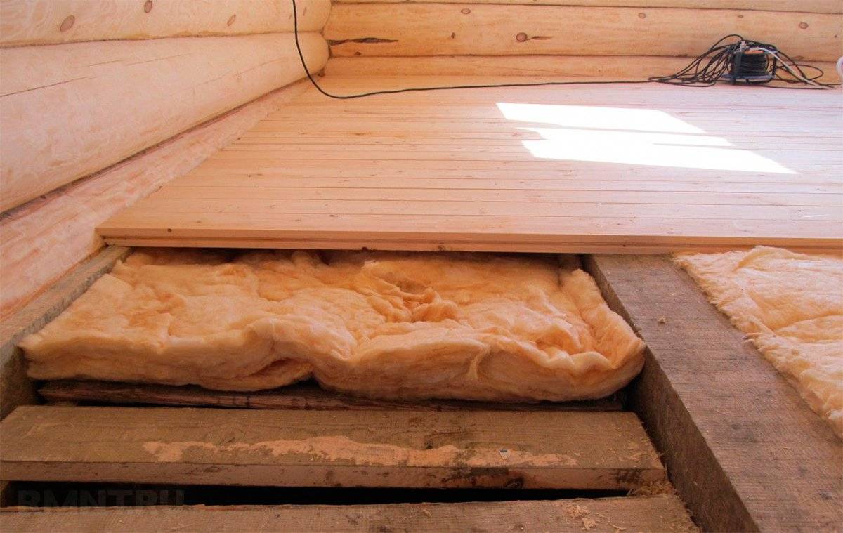 Как выбрать утеплитель для пола в деревянном доме