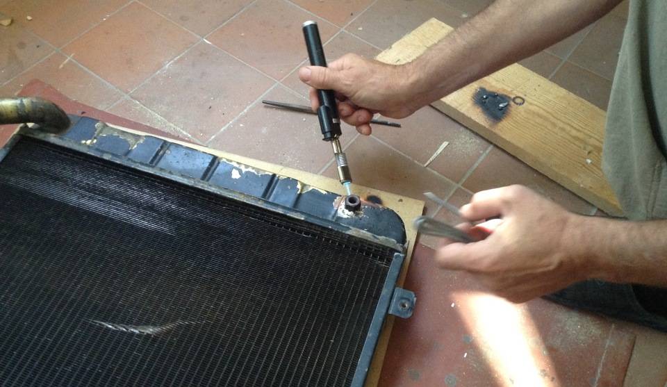 Ремонт алюминиевых радиаторов отопления: делать ли своими руками, почему батарея потекла и не греет, чем заклеить, отремонтировать