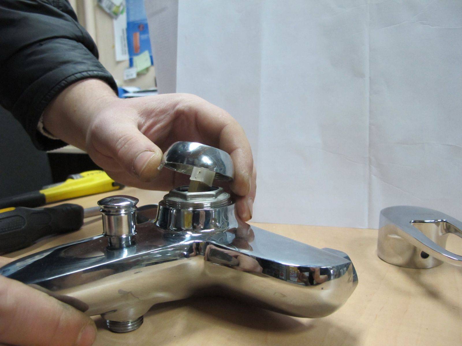 Течет смеситель в ванной – как починить быстро? + видео / vantazer.ru – информационный портал о ремонте, отделке и обустройстве ванных комнат