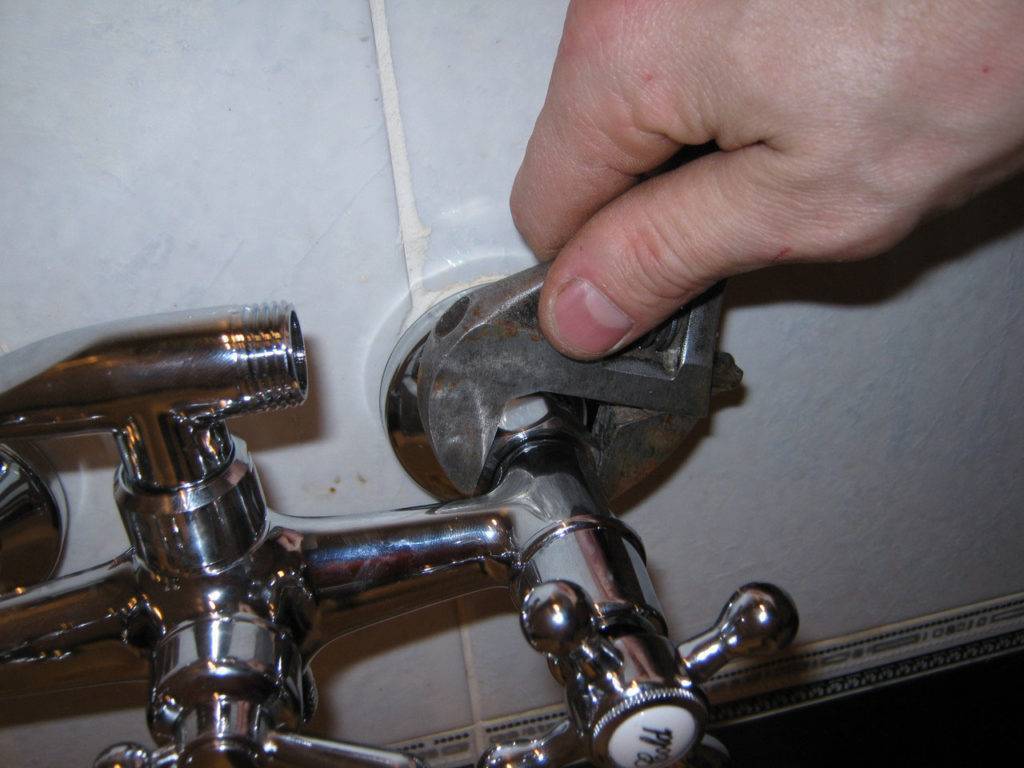 Как поменять смеситель в ванной своими руками: фото инструкция и видео