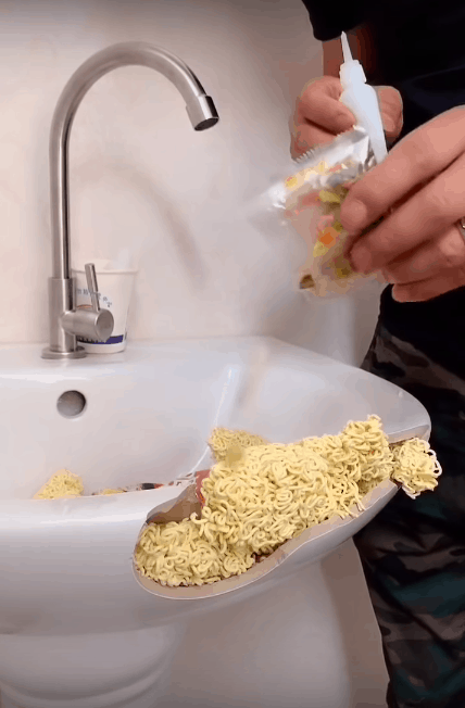 Как починить раковину «дошираком»: ремонт сантехники с помощью лапши быстрого приготовления