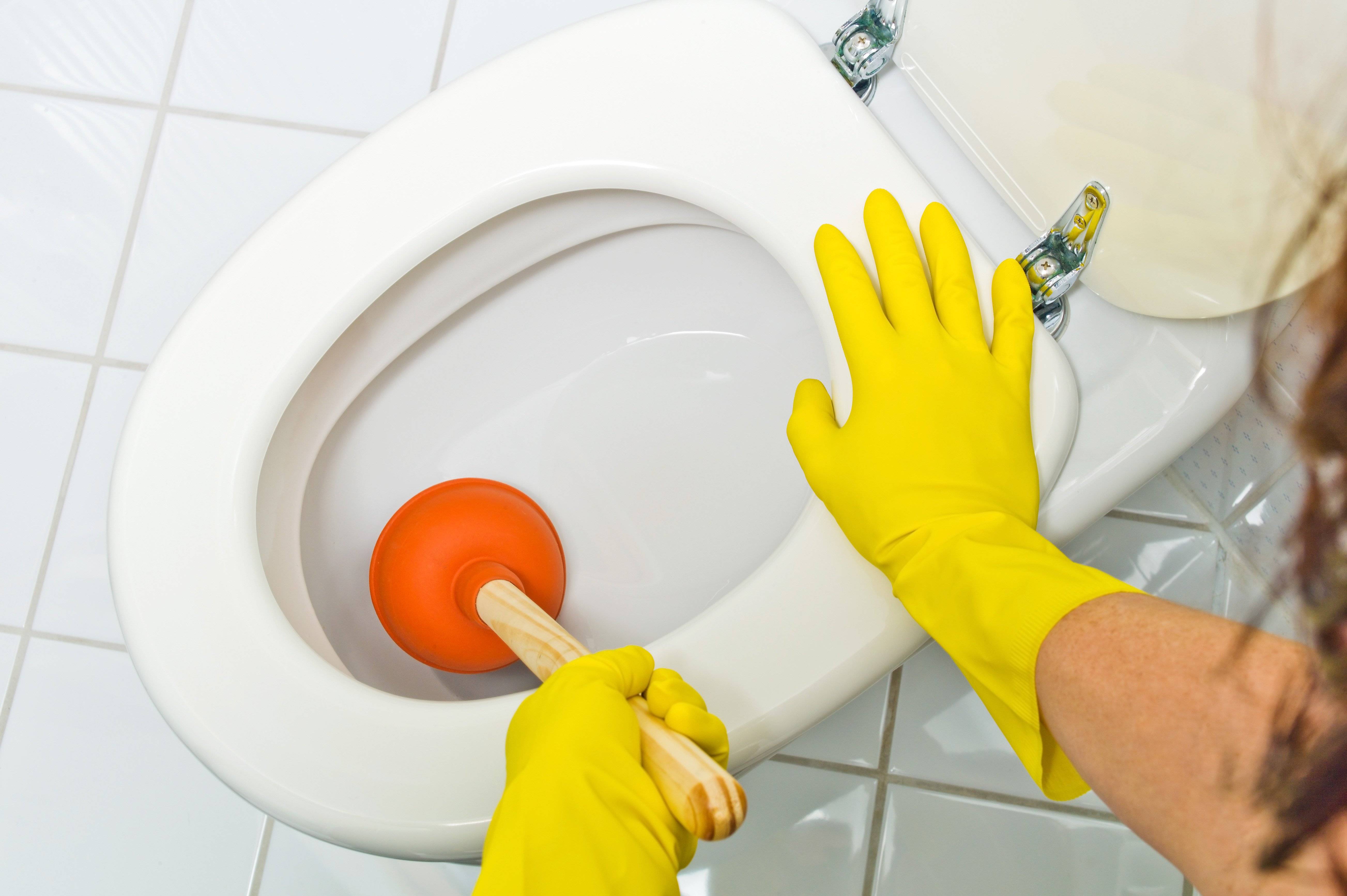 Засорился унитаз: как прочистить в домашних условиях, что делать, чтобы устранить засор самостоятельно