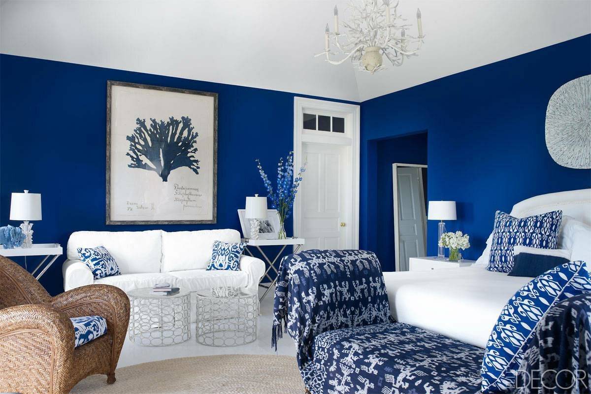 Синий цвет в интерьере: сочетание с другими цветами в гостиной комнате, дизайн в сине-желтых тонах
 - 37 фото