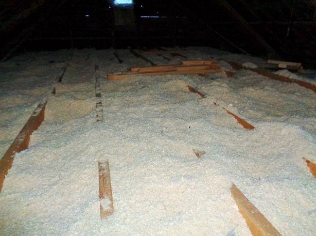 Все об утеплении потолка опилками или их смесью с глиной, цементом и другими веществами