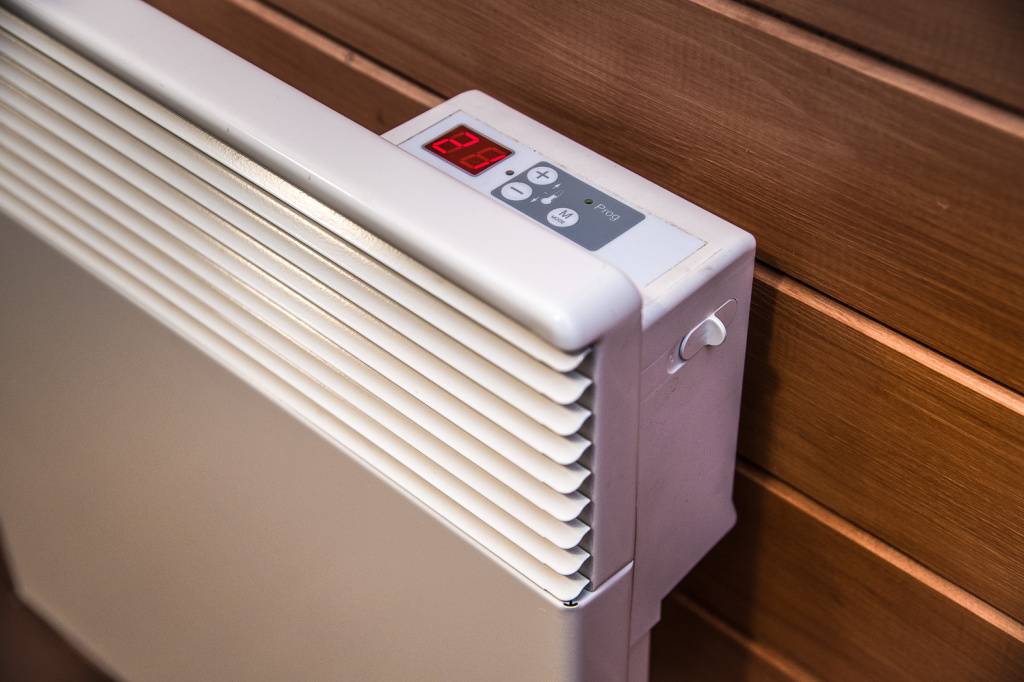 Настенные электрические конвекторы отопления с терморегулятором — основные характеристики и нюансы выбора