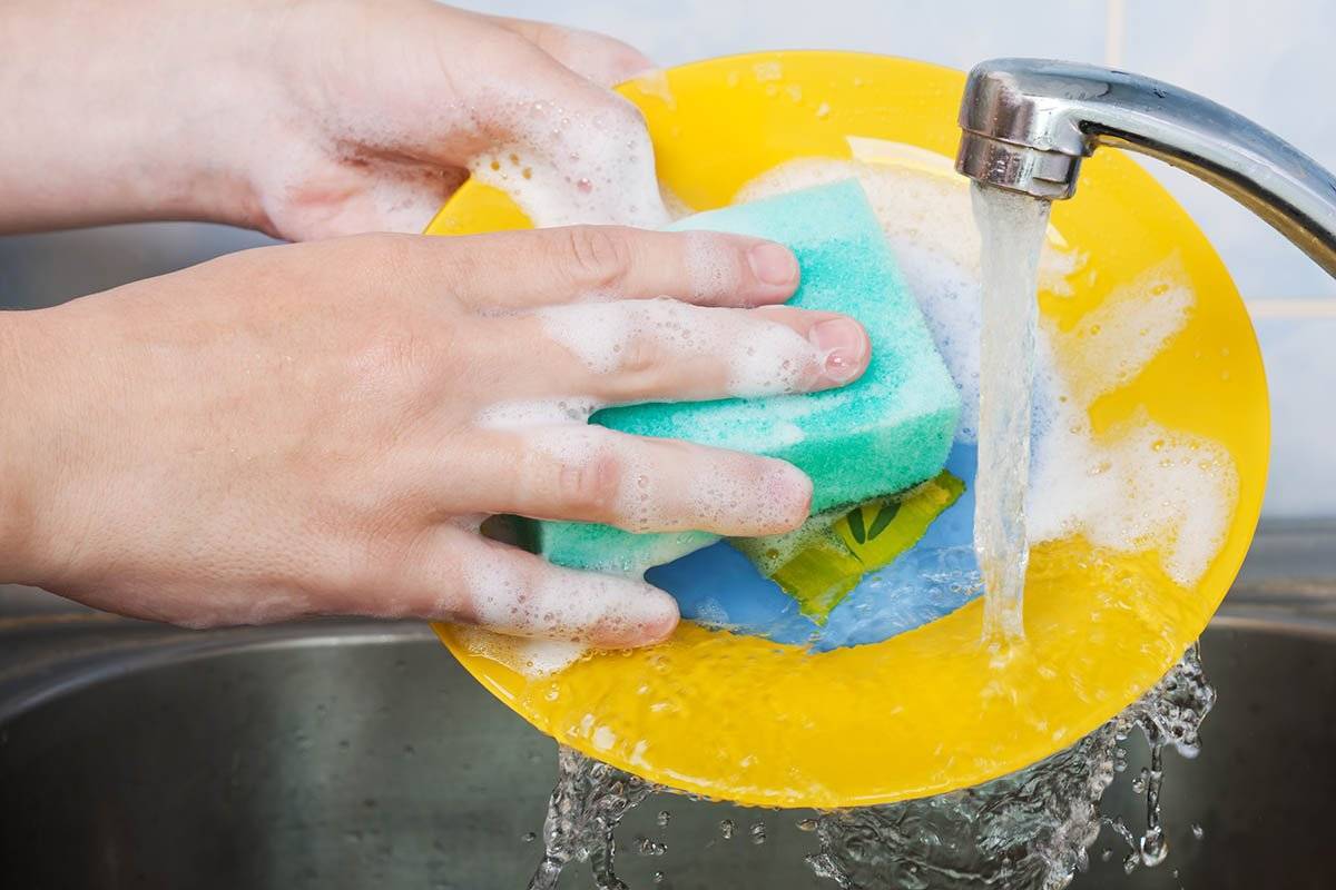 5 простых советов, как быстро мыть посуду вручную