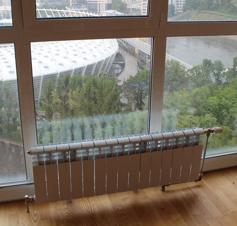 Есть вопросы об отоплении помещения с панорамными окнами? разбираем эффективность низких радиаторов