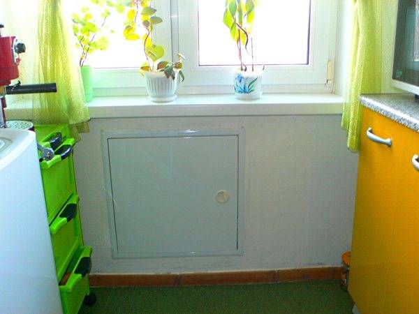 Холодильник под окном: плюсы и минусы, установка, отделка