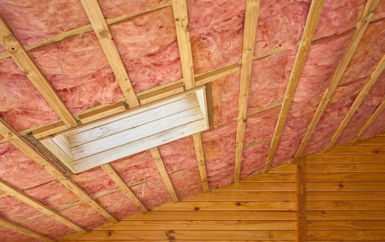 Как сделать утепление потолка в каркасном доме с холодной крышей: устройство своими руками- обзор +видео