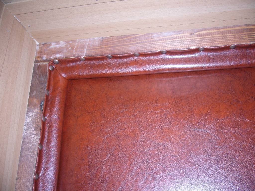 Как утеплить входную дверь частного дома, квартиры своими руками: как правильно заделать щели проемов деревянной, железной (металлической) коробки изнутри и снаружи?