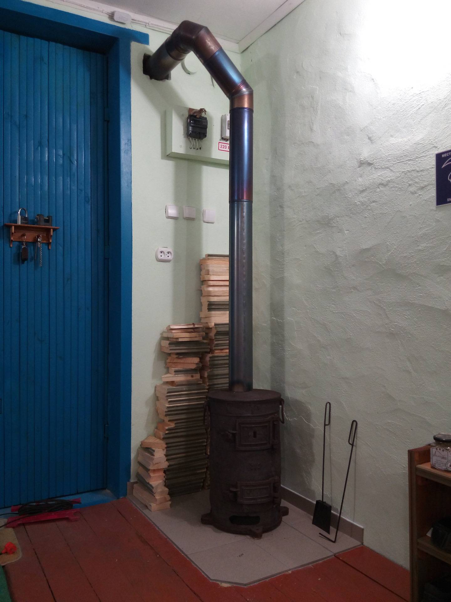 Дымоход в гараже через стену: материалы и инструменты, устройство и монтаж