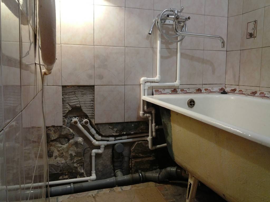 Как спрятать канализационные и водопроводные трубы в ванной комнате: варианты, фото, видео