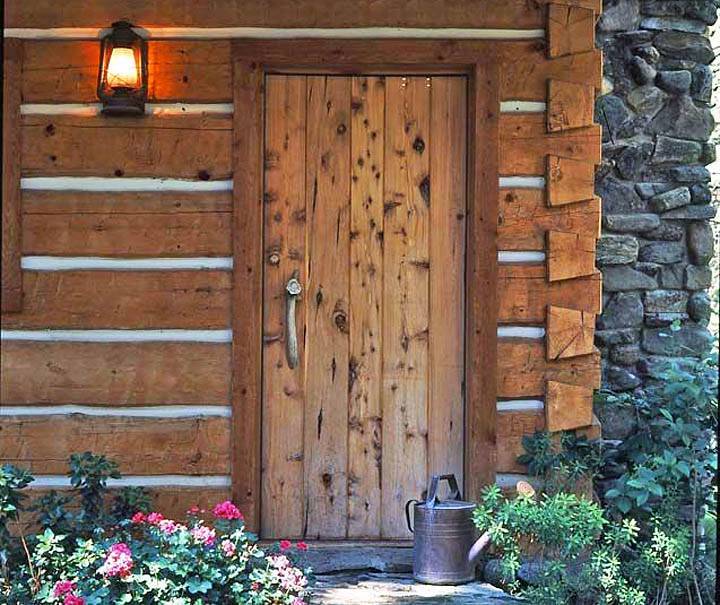 Какую входную дверь выбрать владельцам деревянного дома?