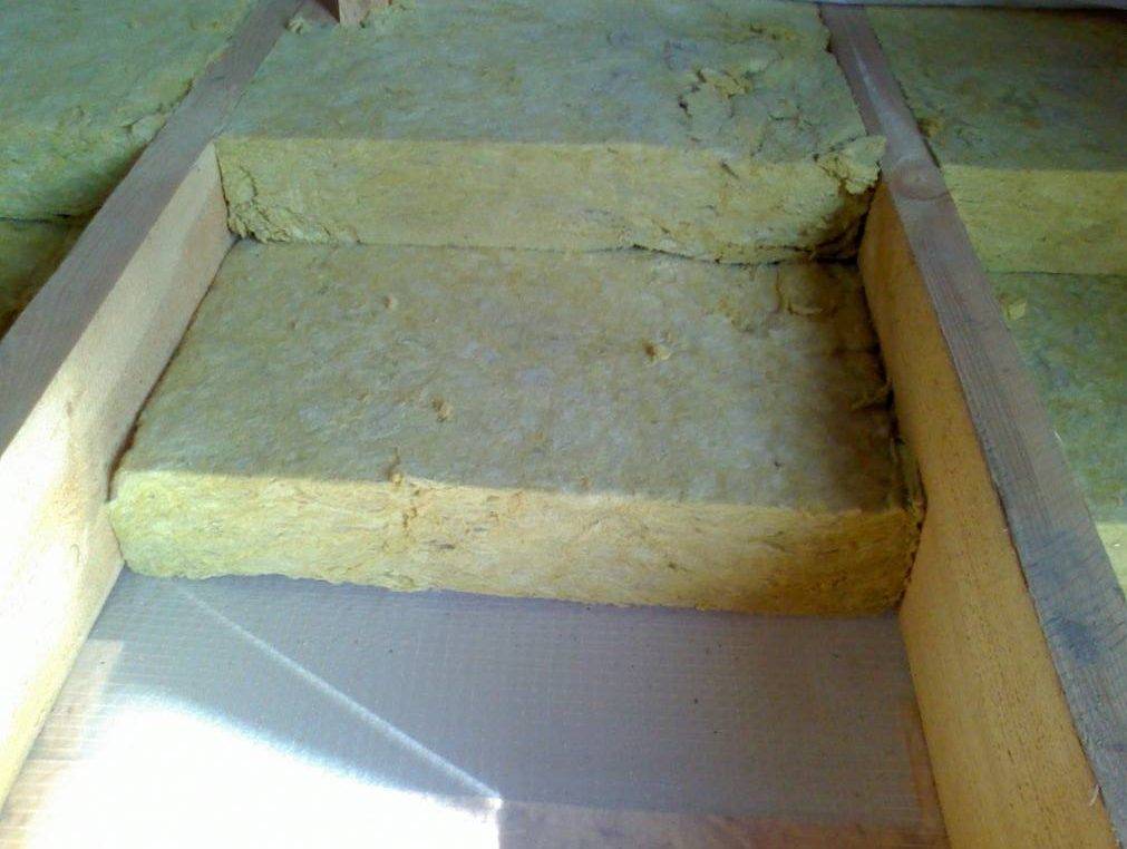 Характеристики минваты и технология утепления потолка в частном деревянном доме