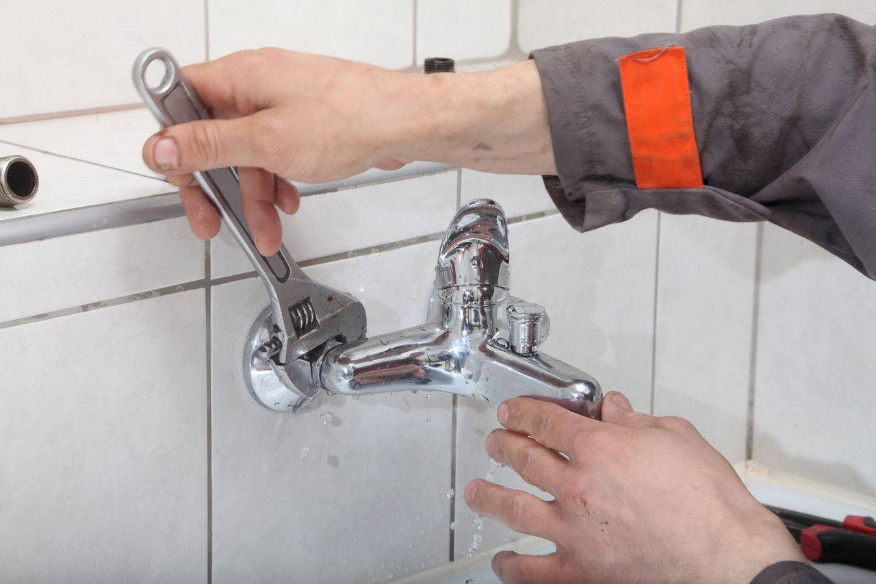 Как заменить смеситель в ванной: пошаговая инструкция по замене своими руками