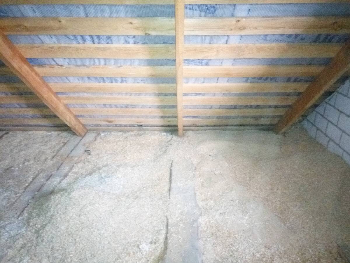 Опилки как утеплитель для стен и потолка: пропорции с известью и глиной.